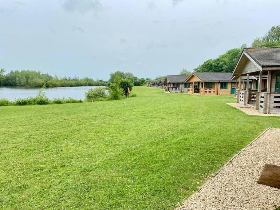 Lilly Lodge, Lake Pochard South Cerney Zewnętrze zdjęcie